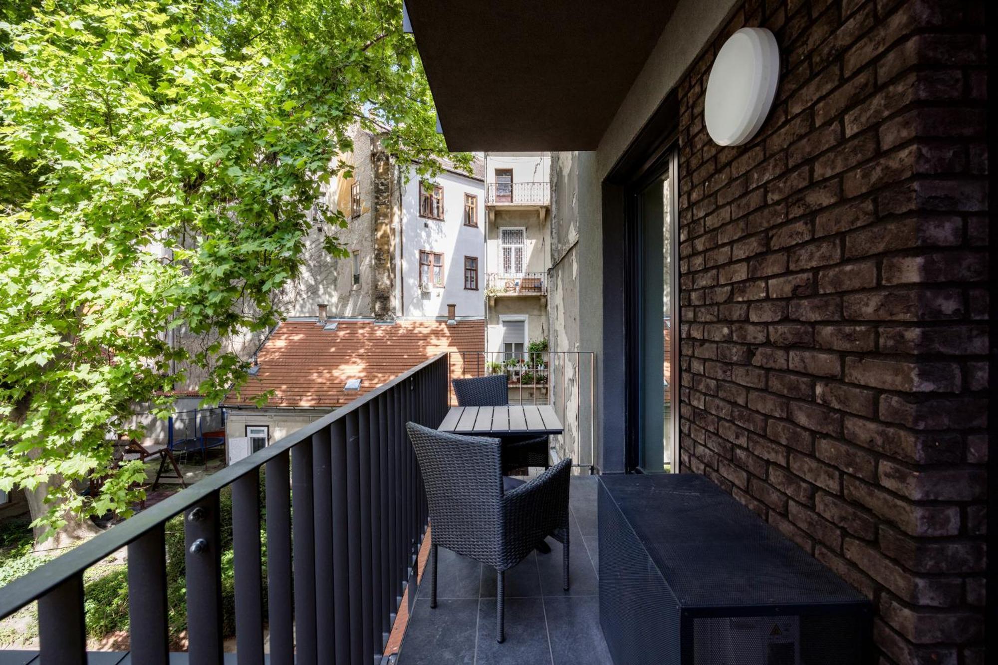 Modern With Balcony And Parking Апартаменты *