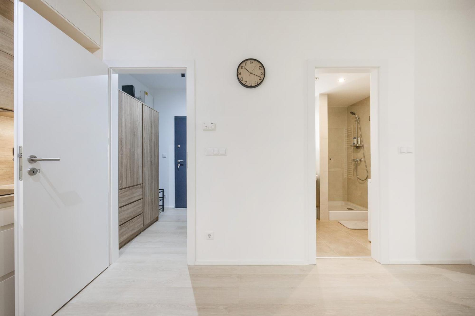 Апартаменты Modern With Balcony And Parking
