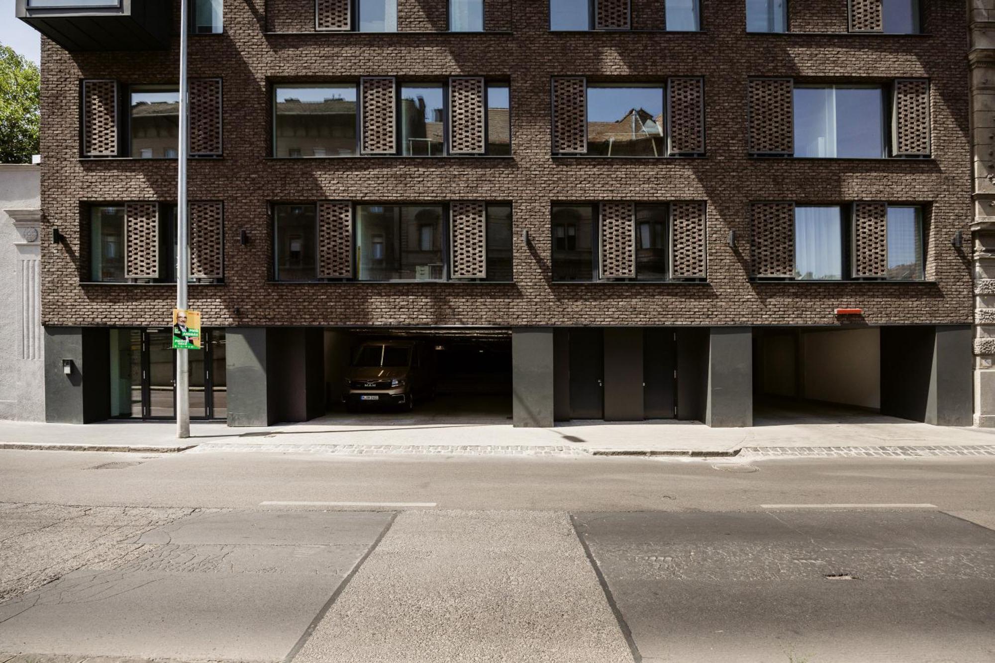 Апартаменты Modern With Balcony And Parking