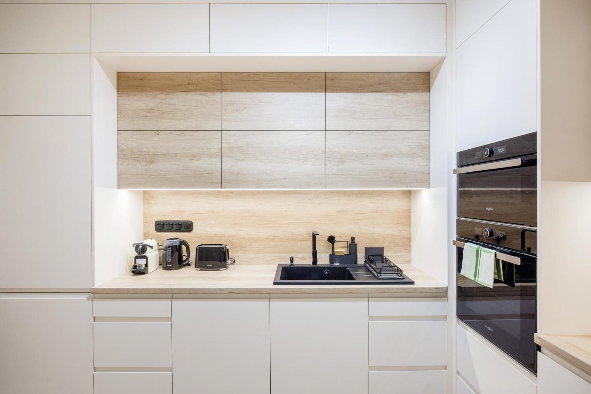Modern With Balcony And Parking Apartmán