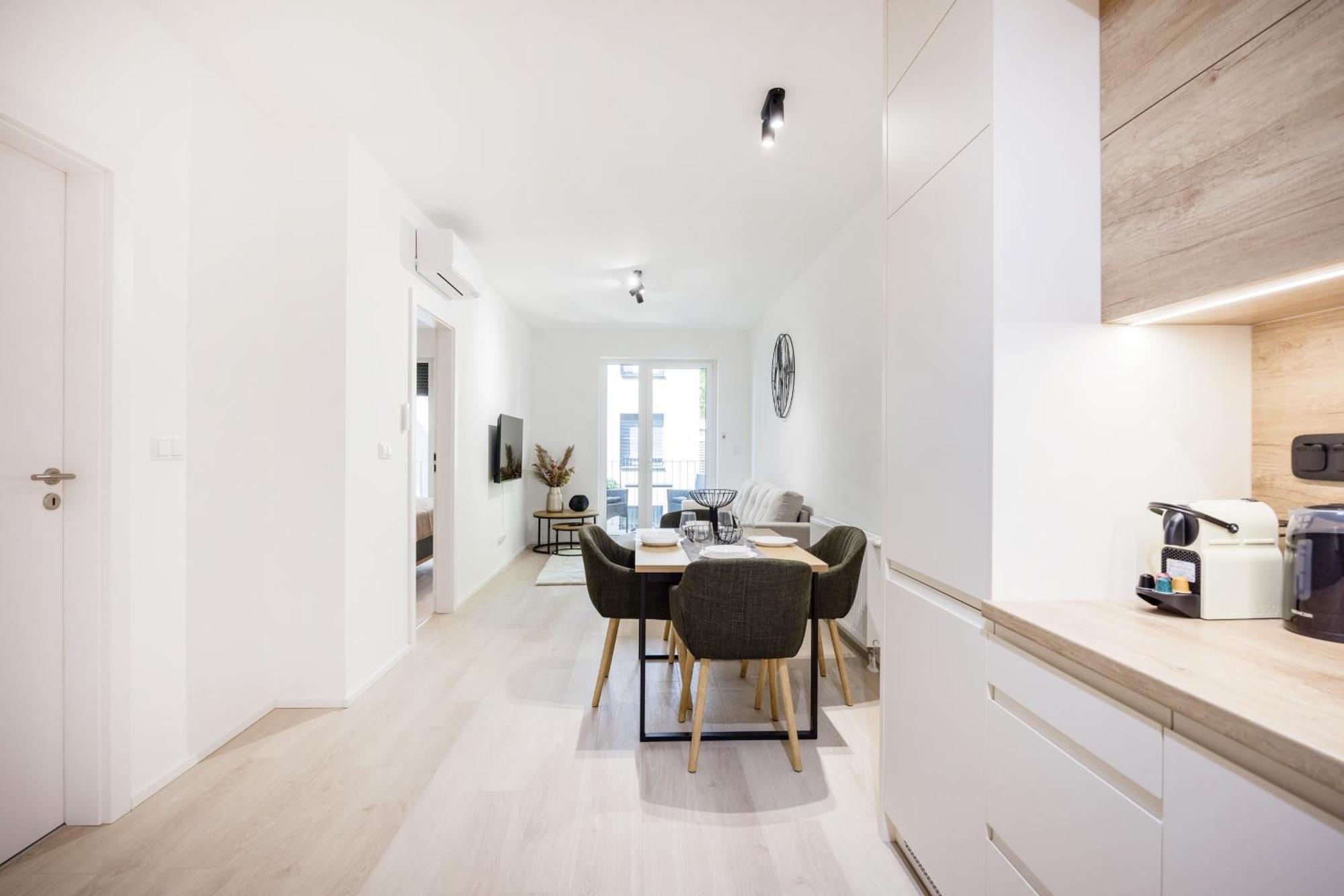 Modern With Balcony And Parking Apartmán