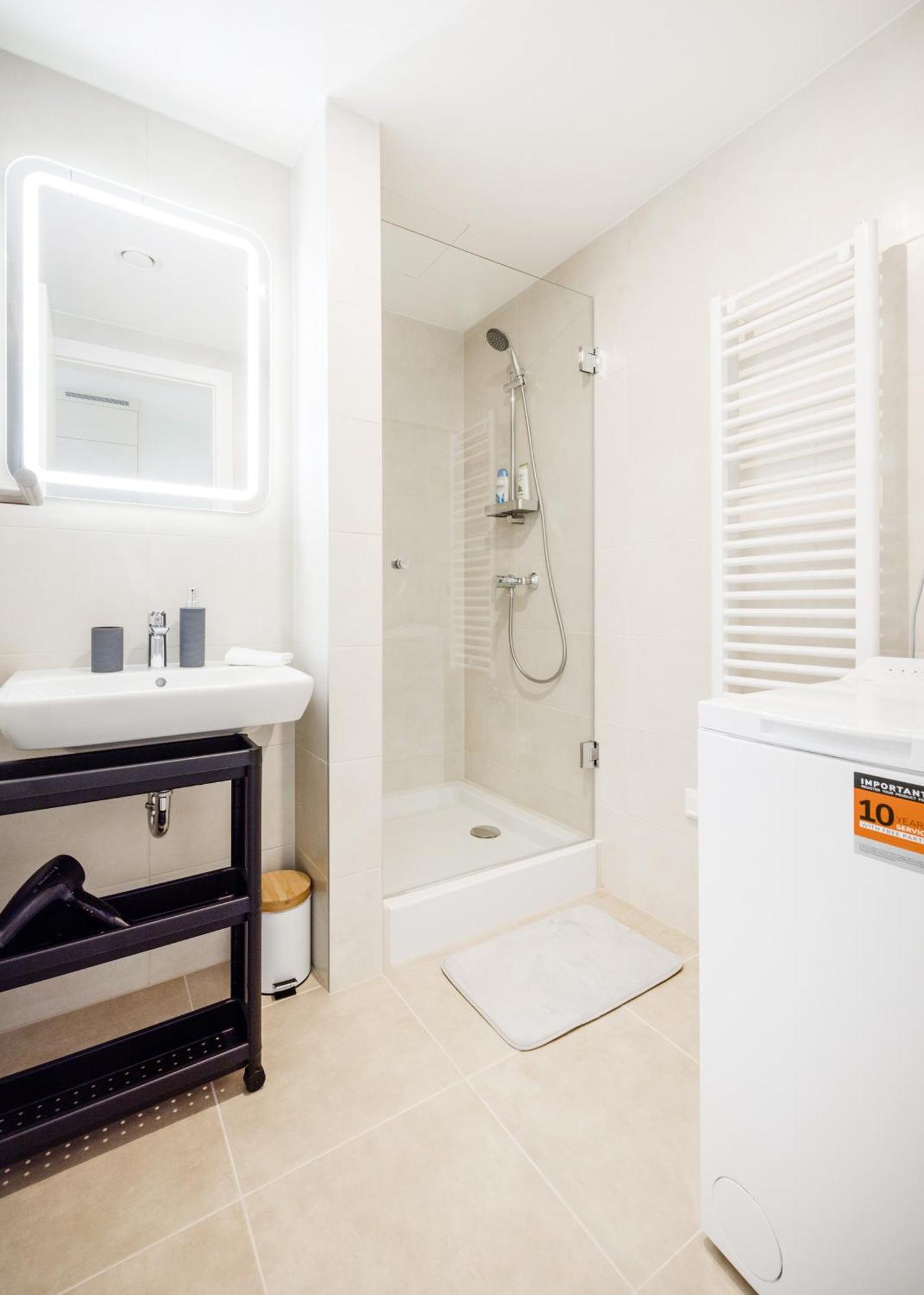 Modern With Balcony And Parking Apartmán *